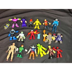 Lot 17 Mini Action Figures + Bear & Skateboard